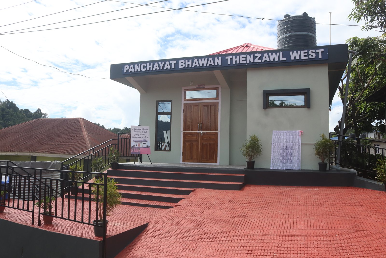 Serchhip District bawrhsap Pu Paul L Khuma'n Thenzawl West Panchayat Bhawan a hawng.